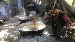 50 kiloluk kazanlarda 1 litre külle kaynatılıyor, kilosu 500 liradan satılıyor