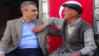 90 yaşında 50 yıldır bakkal işletiyor: Köyün Garip Dedesi valiye türkü söyledi