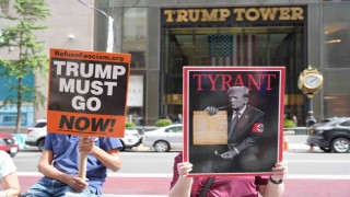 ABDde 50 eyalette Trump karşıtı gösteri: İstifa çağrıları yapıldı