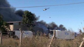 Adanada geri dönüşüm fabrikasındaki yangına havadan ve karadan müdahale sürüyor