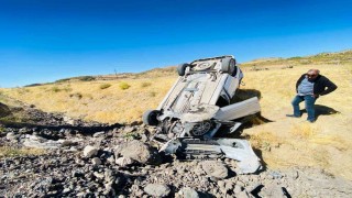 Adilcevazda hafif ticari araç takla attı: 1 yaralı