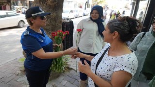 Adıyaman Belediyesi zabıtası esnafa kırmızı karanfil dağıttı