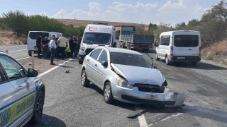 Adıyamanda U dönüşü yapmak isteyen otomobile araçlar çarptı: 3 yaralı
