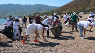 Adrasanda yaz tatilinin ardından boş kalan plajı temizlediler