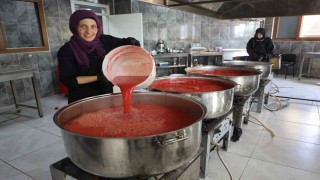 Afetzede kadınların ürettiği domates salçası aile ekonomisine katkı sağlıyor