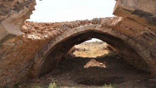 Afşinde Kuru Han zamana direniyor