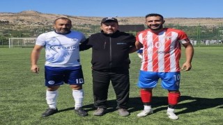 Ağabey - kardeş yeşil sahada rakip oldu