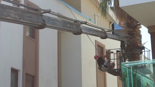 Ağaç budanması için kiralanan vinç yan yattı