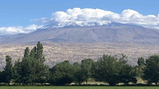 Ağrı Dağına mevsimin ilk karı yağdı