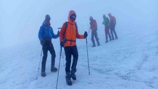 Ağrı Dağında kar ve fırtına, dağcılara zorlu anlar yaşattı
