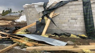 Ağrıda fırtına çatıları uçurdu: 74 yapı zarar gördü