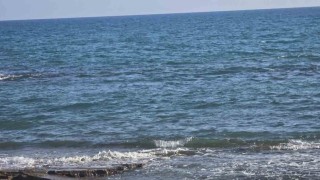 Ailesiyle birlikte geldiği sahilde denize giren adam boğuldu