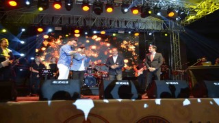 AK Partili Kasapoğlu sahnede Sinan Akçıla eşlik etti