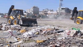 Akdeniz Belediyesi 4 mahalleden 20 kamyon atık topladı