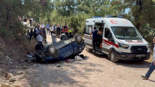 Akrabalarının düğün yemeğine giderken 30 metrelik şarampole yuvarlandılar