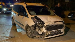 Aksarayda hafif ticari araç kamyonetle çarpıştı: 3 yaralı