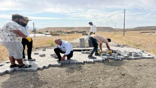 Akyakada köy içi yollar kilit parke taş döşeniyor