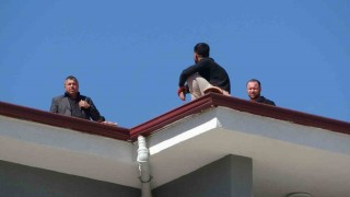 Alacağını alamadı çatıya çıktı, polis yiyecek verip indirdi