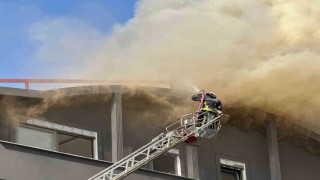 Alanyada inşaat halindeki apartmanın çatı katında çıkan yangın korkuttu