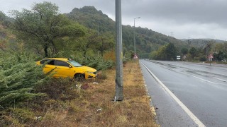 Alaplıda ticari taksi aydınlatma direğine çarptı: 1 yaralı