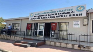 Alaşehirde evinin bahçesinde ağaç kesmeye çalışan adam feci şekilde can verdi