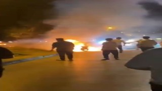 Alev alan motosikleti, kırık ayağıyla koşarak yetişen yardımsever kurtardı