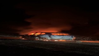 Alev alev yanan otomobil kullanılamaz hale geldi