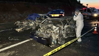 Alev topuna dönen otomobillerden geriye demir yığınları kaldı