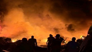 Alevlere teslim olan hurdalık alanda çıkan yangın geceyi aydınlattı