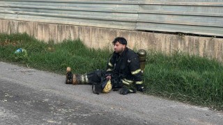 Alevlerin karşısında bir anlık mola: İtfaiye erlerinin yangınla imtihanı