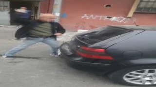 Alkollü şahıs hakaretler yağdırdığı esnafın aracına zarar verdi