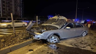 Alkollü sürücü elektrik direğine çarptı: 1 yaralı