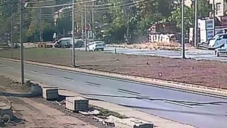 Alkollü sürücünün kırmızı ışıkta dehşet saçtığı kaza kamerada