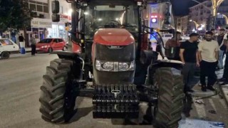 Alkollü traktör sürücüsü 3 araca çarparak durabildi: O anlar kamerada