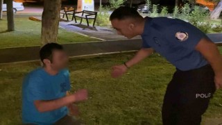 Alkolün etkisiyle parkta sızdı, kendisini uyandıran polise Türk polisi şerefimizdir, elini öpebilir miyim dedi