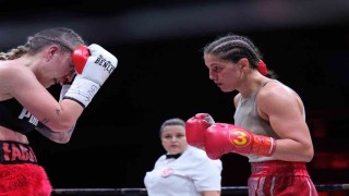 ALKÜlü öğrenci dünya şampiyonunu yendi, altın kemerin sahibi oldu