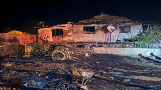 Amasyada evin garajında çıkan yangında otomobil ve traktör kullanılmaz hale geldi