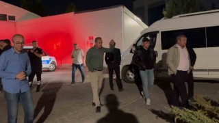 Ambulansı kilometrelerce kovalayıp sıkıştırdılar, başhekimlik bahçesine 1 minibüs adam çağırdılar