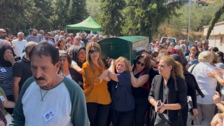 Ankarada 5 yaşındaki kızının gözü önünde öldürülen Başak Gürkan Arslan toprağa verildi, tabutunu kadınlar taşıdı