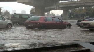 Ankarada etkili olan sağanak trafikte aksamaya neden oldu