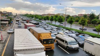 Ankarada etkili olan yağış yolu kapattı