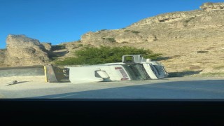 Ankarada kum yüklü hafriyat kamyonu devrildi