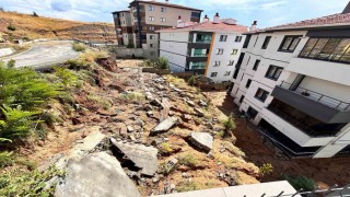 Ankarada yağmur sonrası istinat duvarı yıkıldı