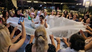 Anne, özel gereksinimli kızının gelinlik giyme hayalini gerçekleştirdi