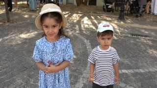 Anne ve babaları içeride ter dökerken çocuklar dışarıda bekledi