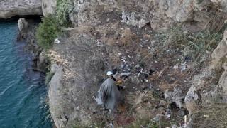 Antalyada 40 metrelik falezlerde temizlik operasyonu