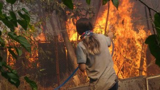 Antalyada alevler mahalleyi sardı, vatandaşlar seferber oldu