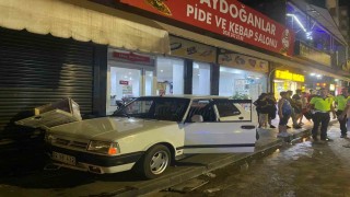 Antalyada dondurma almak için aracını park etmek isteyen sürücü, hayatının şokunu yaşadı