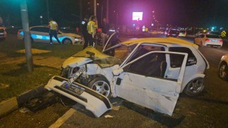 Antalyada iki araç kavşakta çarpıştı: 1i ağır 4 yaralı