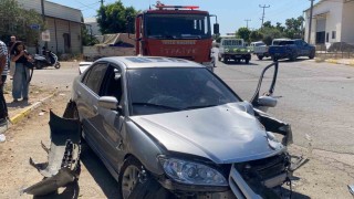 Antalyada otomobil trafoya ve otobüs durağına çarptı: 1 yaralı